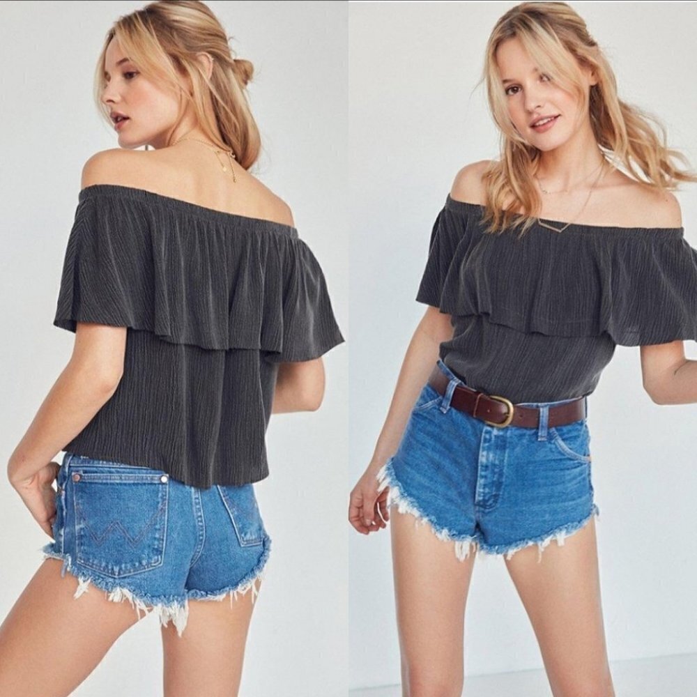 Ecote Urban Outfitters Charcoal Gray Crinkle‎ Ruffle Off The Shoulder Top Medium